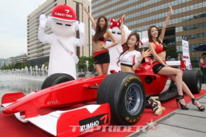 이순신 장군 동상 앞에 F1 머신이?