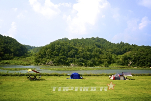 [솔로캠퍼의 슬로캠핑] 드넓은 잔디밭에 누워 강노래를 듣다