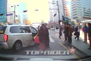 정의의 카니발, 승차거부당한 의식불명 아이 태워