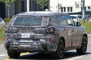 BMW 대형 SUV X8, 이번엔 수직형 머플러다