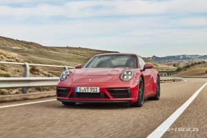 포르쉐 신형 911 GTS 공개, 제로백은 3.3초면 충분