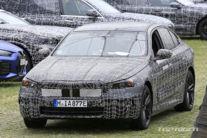 BMW 5시리즈 전기차 포착, 거대한 그릴은 없다