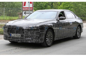 BMW 7시리즈 풀체인지 포착, 주간주행등 위치가 독특해