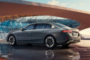 BMW 5시리즈 롱휠베이스 공개, 31인치 2열 스크린 탑재