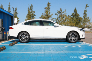 BMW 5시리즈 풀체인지 기본형은 이런 모습, 옵션은?