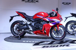 혼다 CBR650R 출시, 가격은 1348만원..E-클러치 최초 탑재